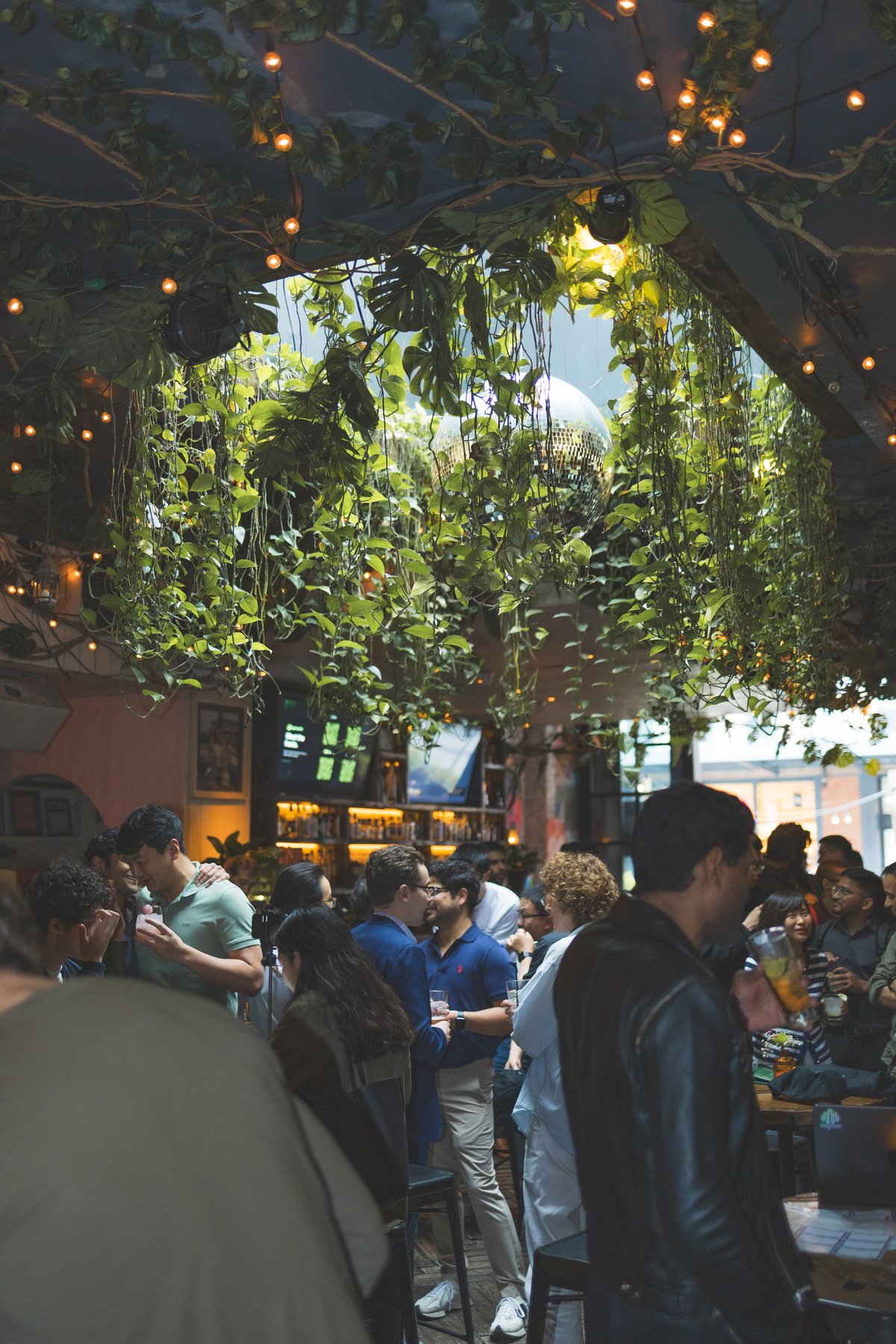 Crowd networking under greenery